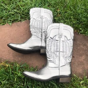 Silver cowboy boots ✨